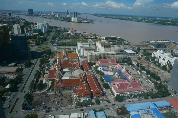 Phnom Penh, sur les rives du Mékong, vu depuis le 39ème étage de l'immeuble d'Oxley Worldbridge,&nbsp;initiateur du Peak&nbsp; (EMMANUEL LANGLOIS / FRANCEINFO)