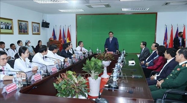 Le PM visite des etablissements socio-economiques typiques des liens Vietnam-Cambodge hinh anh 3