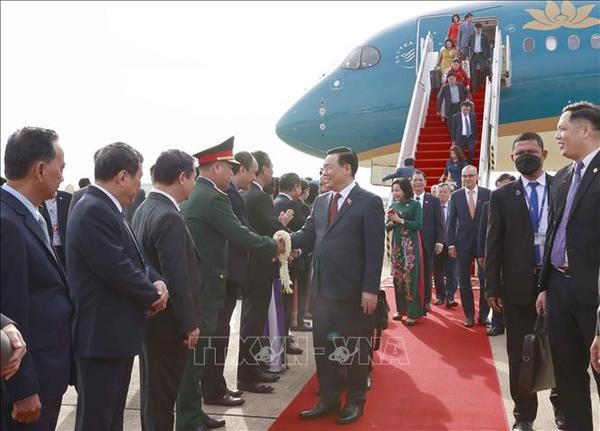Le president de l’AN Vuong Dinh Hue entame une visite officielle au Cambodge et assiste a l'AIPA-43 hinh anh 2