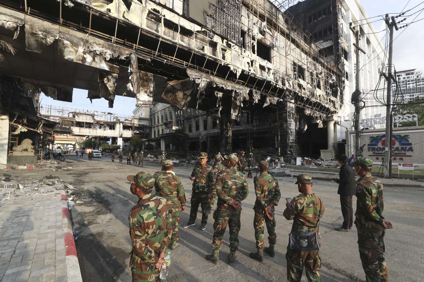 , Cambodge : au moins vingt-cinq morts dans l’incendie d’un hôtel-casino, les recherches continuent
