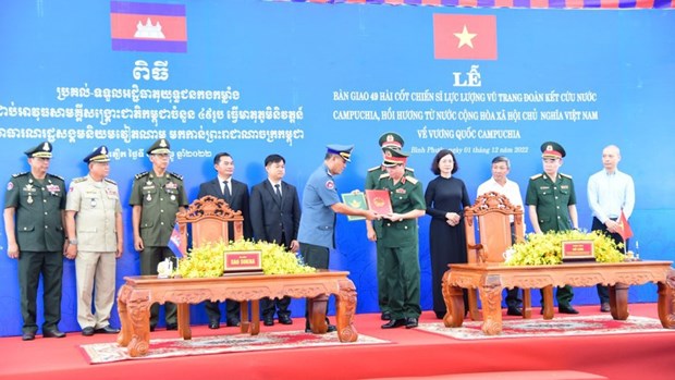 Le Vietnam remet des restes des 49 officiers et soldats au Cambodge hinh anh 1