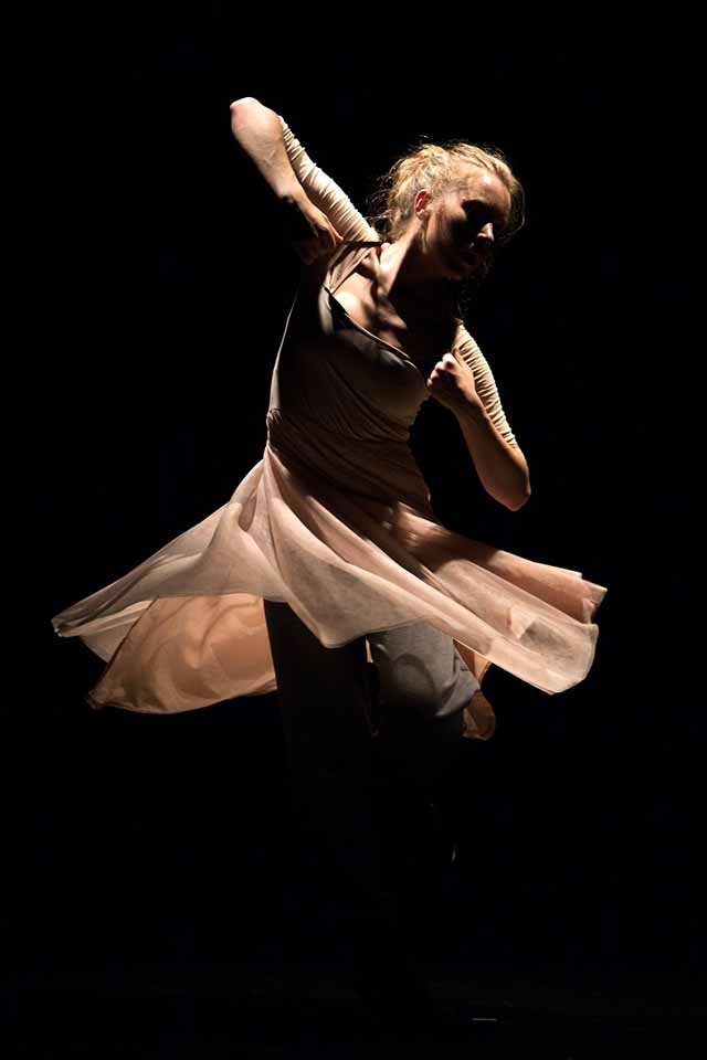 La danseuse française Leila Ka est photographiée lors de sa prestation. Photo : Yoann Bohac 