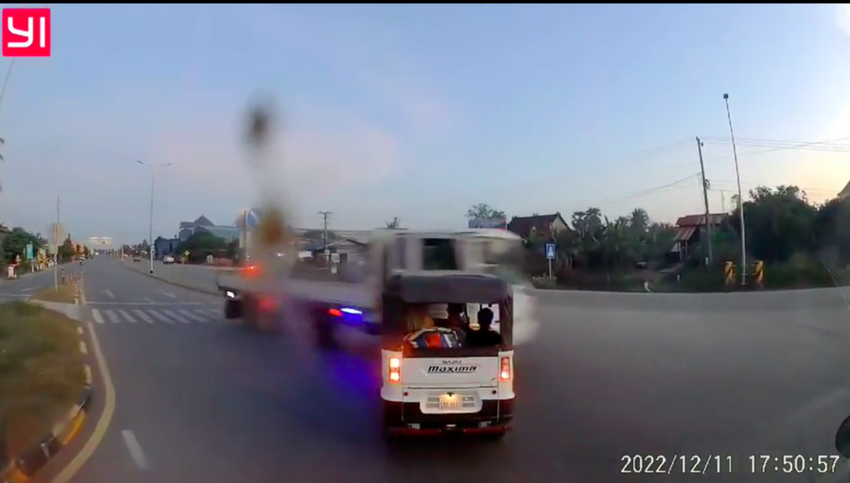 , Vidéo : Il ne marque pas le stop en tuk-tuk et se fait percuter de plein fouet