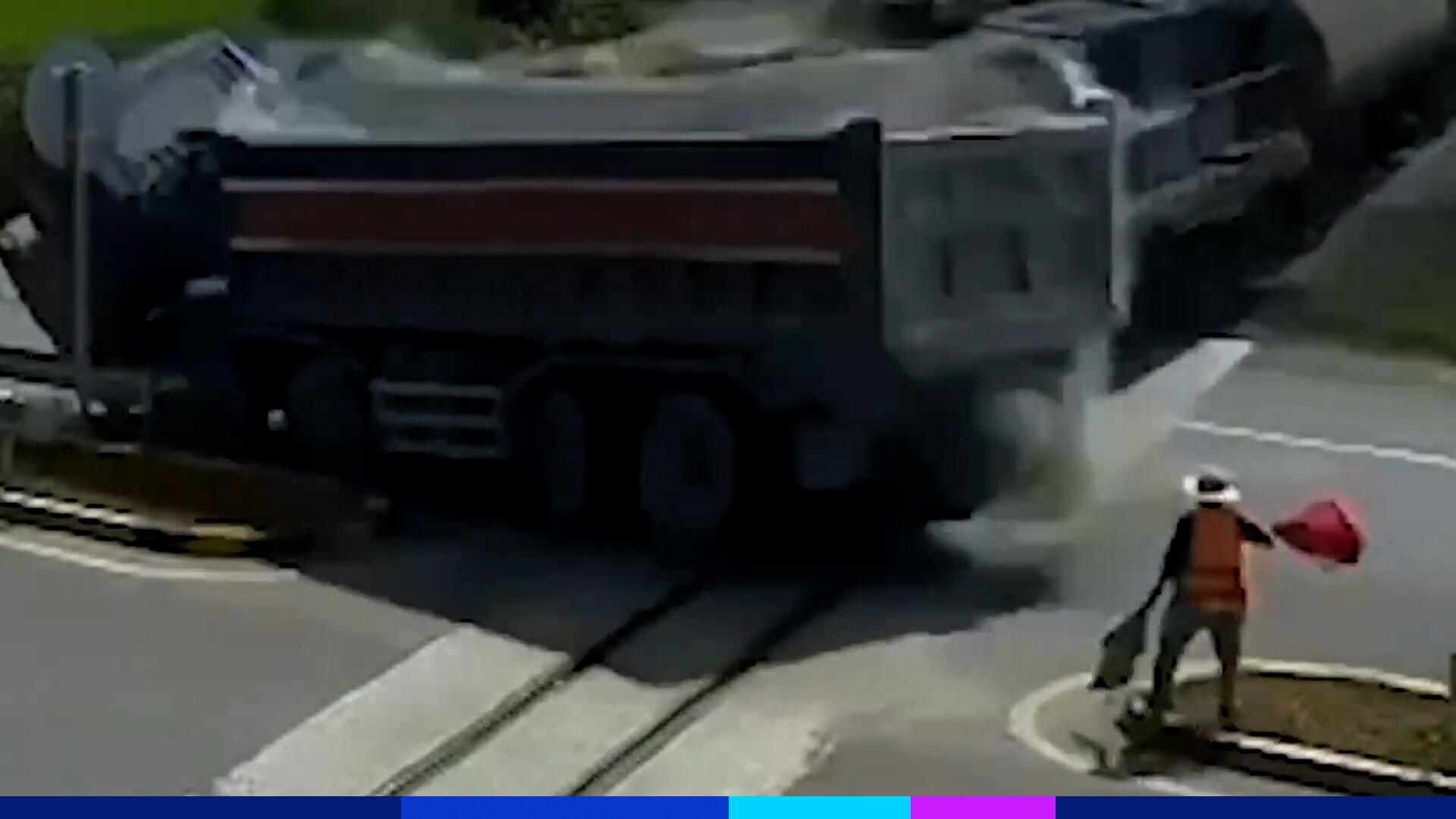 , Cambodge : Un camion accélère à un passage à niveau et se fait percuter par un train