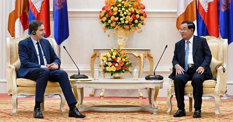 Olivier Becht ministre commerce exterieur et Hun Sen premier ministre cambodgien