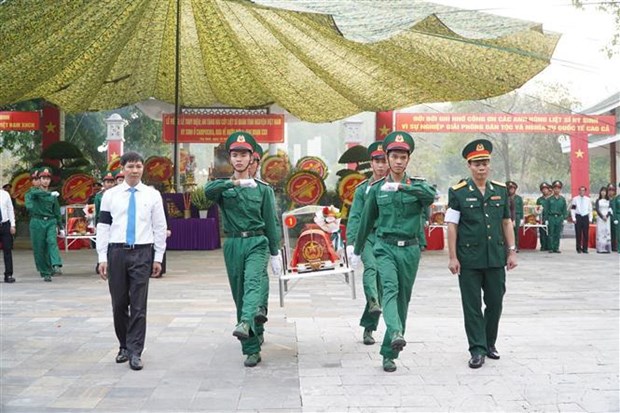 Tay Ninh : ceremonie d’inhumation des restes de 56 soldats tombes au Cambodge hinh anh 1