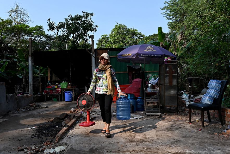 Une habitante, expulsée de la zone près du site d'Angkor Wat, charge ses affaires personnelles dans un camion militaire, le 16 janvier 2023 dans la province de Siem Reap, au Cambodge