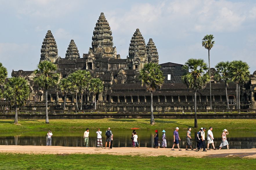 Des touristes visitent le site d'Angkor Wat, le 16 janvier 2023 dans la province de Siem Reap, au Cambodge