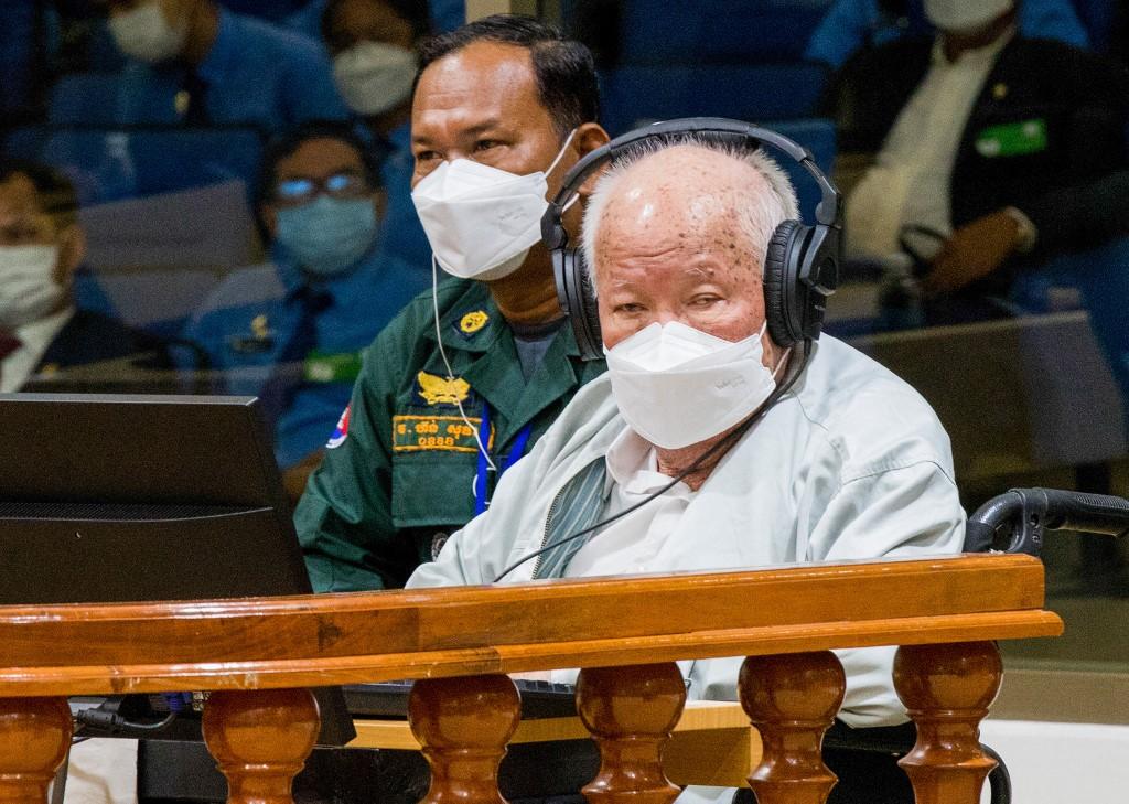 Khieu Samphan a été reconnu coupable de génocide contre les Vietnamiens et les musulmans chams, ainsi que de de crimes contre l’humanité dont des  meurtres, des mises en esclavage, des mariages forcés et des viols.
