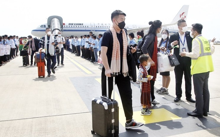 Des touristes chinois arrivant à l'aéroport international de Phnom Penh