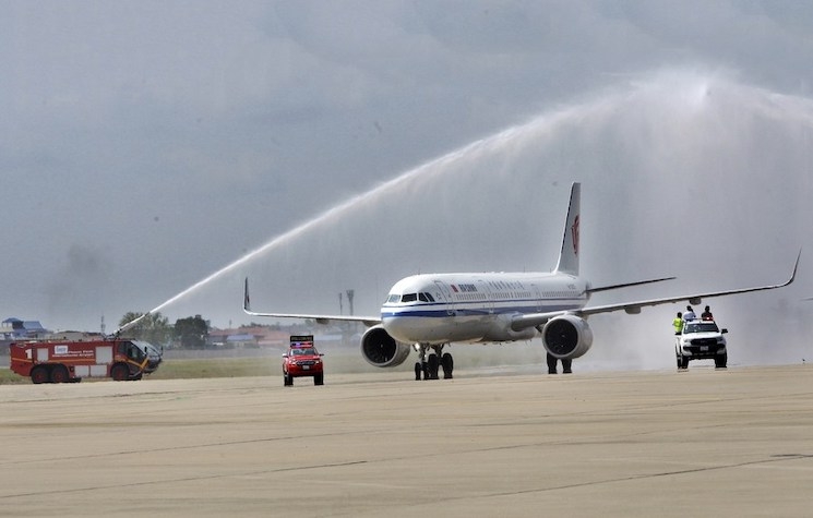 Le vol CA745 d'Air China arrive à l'aéroport international de Phnom Penh.