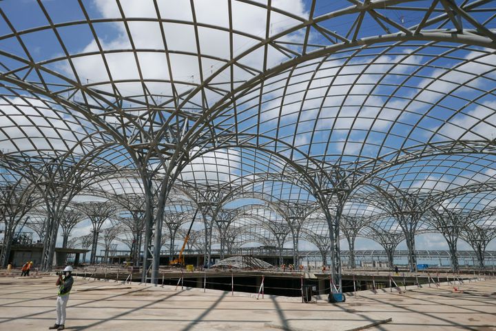 Sur le chantier du futur&nbsp;aéroport de Phnom Penh. Il&nbsp;ouvrira en 2025 et ne sera rien de moins que le neuvième aéroport au monde de par sa superficie.&nbsp; (EMMANUEL LANGLOIS / FRANCEINFO)