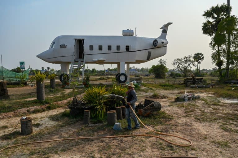 , Cambodge: au milieu des rizières, une « maison avion » capte les curieux