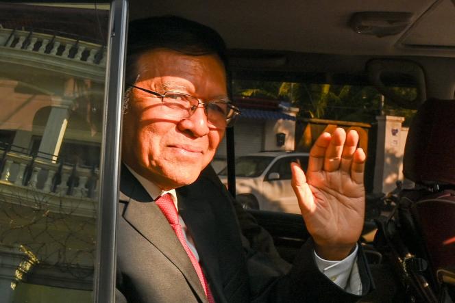 Kem Sokha salue les médias au moment de se rendre au tribunal de Phnom Penh pour le verdict de son procès, le 3 mars 2023.