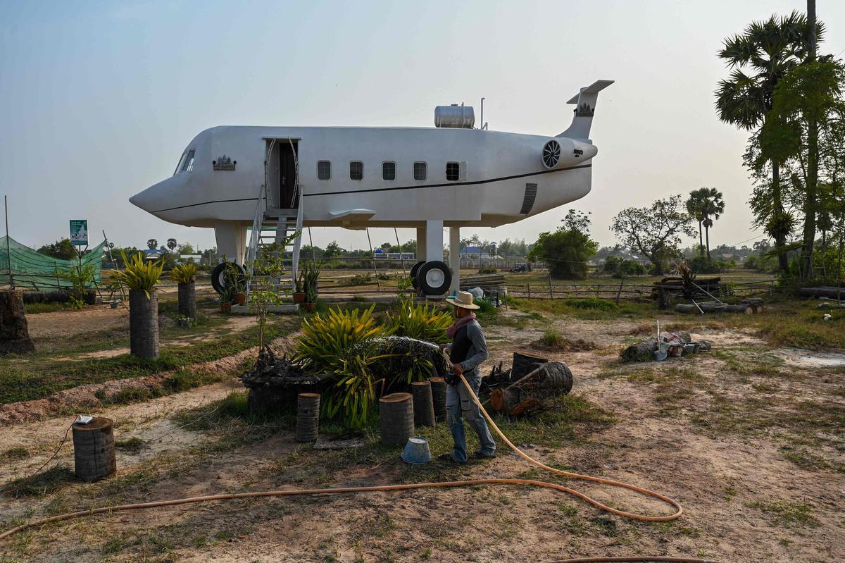 , Une «maison avion» au milieu des rizières au Cambodge