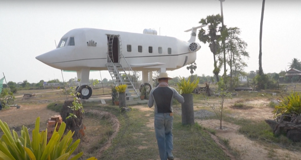 , Au Cambodge, il vit dans un avion au milieu des rizières