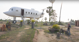 , Au Cambodge, il vit dans un avion au milieu des rizières