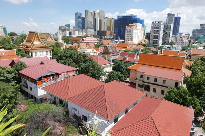 Les gratte-ciel de Phnom Penh vus depuis la terrasse du Penh House Hotel.&nbsp;Grâce à une croissance de plus de 5&nbsp;% par an, le royaume khmer ambitionne de se hisser économiquement au rang du Vietnam ou la Thaïlande.&nbsp; (EMMANUEL LANGLOIS / FRANCEINFO)