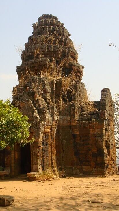 L’une des cinq tours qui constituent le sanctuaire du Phnom Banan (photo : Pascal Médeville)