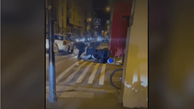Images amateur de l'accident impliquant un scooter et un véhicule de police le 13 avril 2023 à Paris, rue de Bagnolet (Capture écran France Télévision)