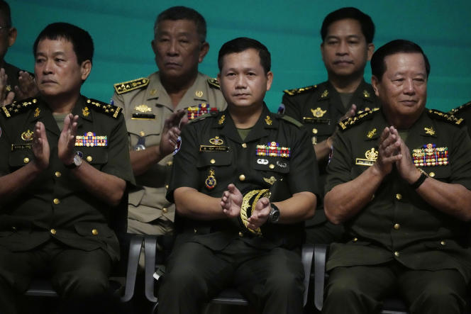 Le chef des armées cambodgiennes, Hun Manet (au centre), fils du premier ministre, lors d’une cérémonie militaire à Phnom Penh, le 20 avril 2023.