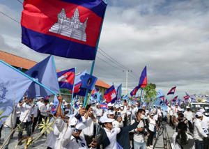 Des militants du Parti de la bougie lors d’un défilé Phnom Penh, en mai 2022. ﻿