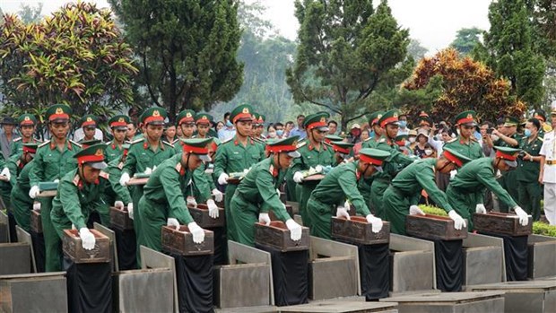 Rapatriement des restes des soldats volontaires vietnamiens tombes au Cambodge hinh anh 2