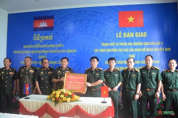 Le Vietnam remet des equipements de laboratoire petrochimique a l'armee cambodgienne hinh anh 1