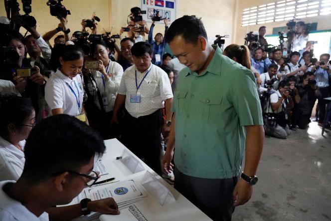 Hun Manet, commandant de l’armée royale cambodgienne et fils aîné du premier ministre Hun Sen, attend de recevoir son bulletin de vote dans un bureau de vote, à Phnom Penh, le 23 juillet 2023.