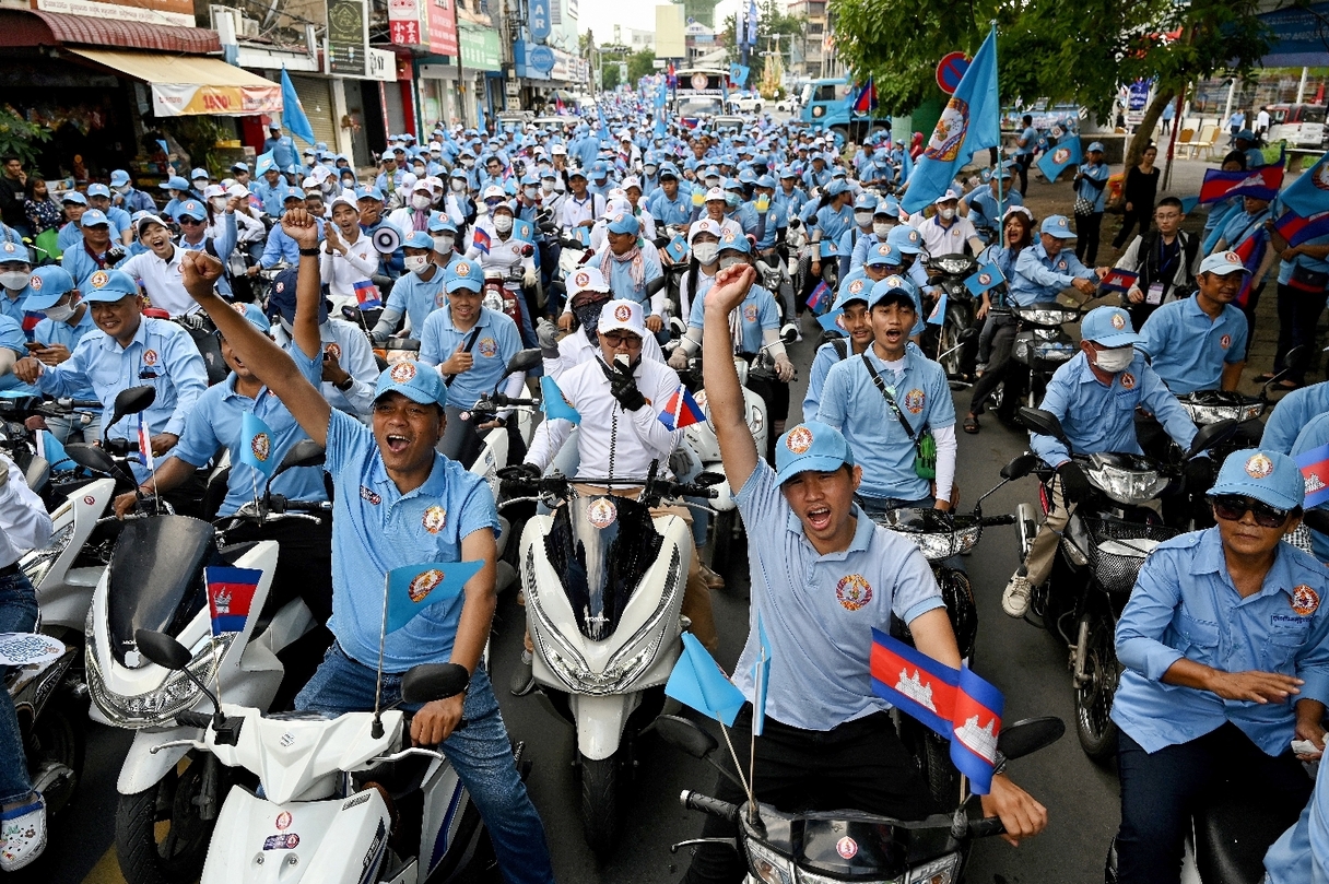 , Cambodge: élections sans suspense dimanche, passation en vue entre Hun Sen et son fils