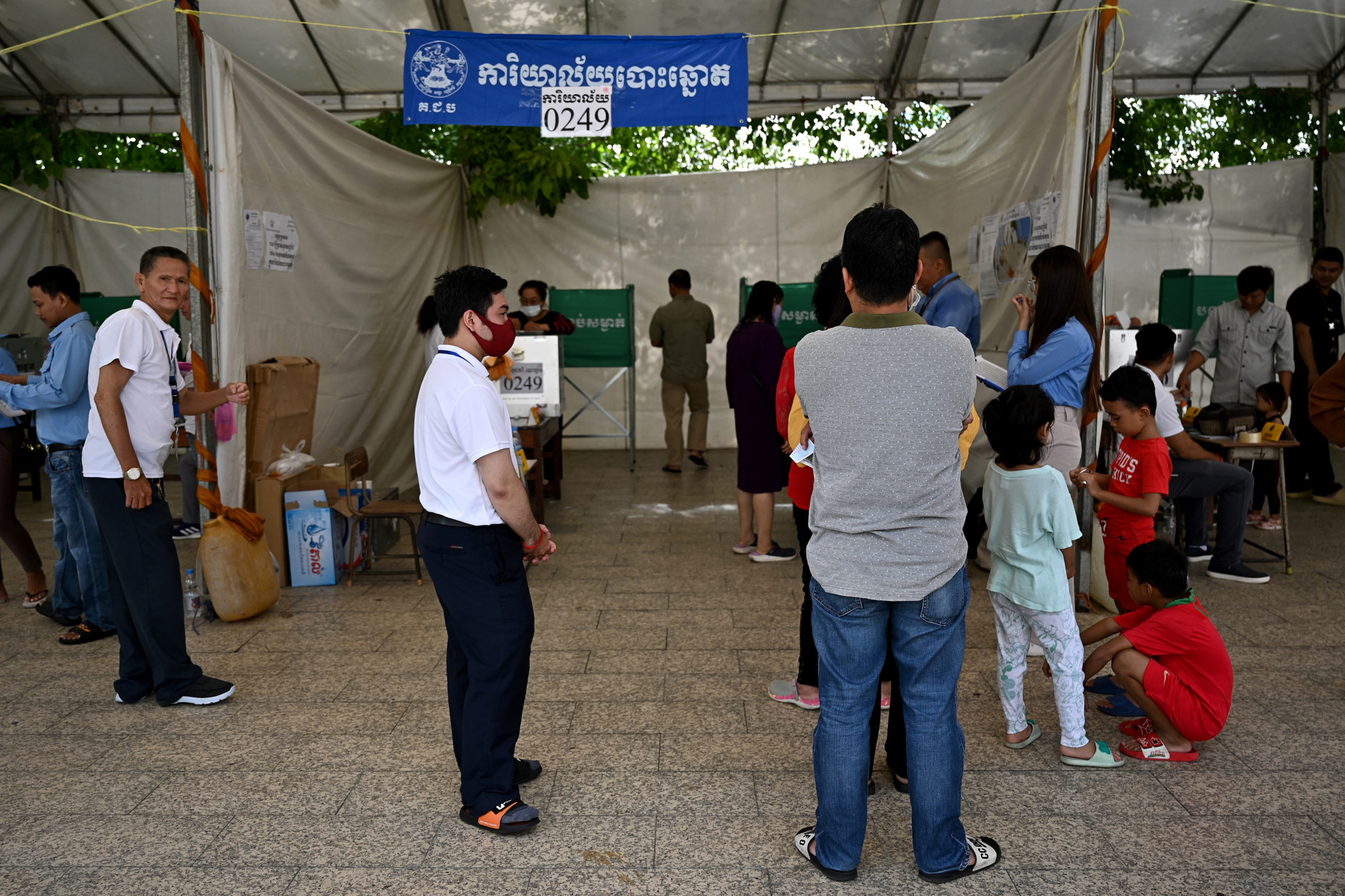 Les électeurs s’alignent pour voter dans un bureau de vote à Phnom Penh.