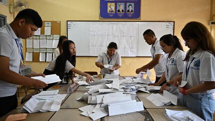Le dépouillement des bulletins dans un bureau de vote à Phnom Penh (Cambodge), lors des élections législatives, le 23 juillet 2023. (TANG CHHIN SOTHY / AFP)