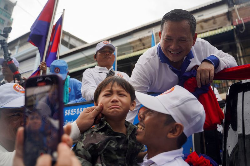, Des milliers de personnes se rassemblent pour soutenir le parti au pouvoir au Cambodge lors de la dernière journée de campagne électorale