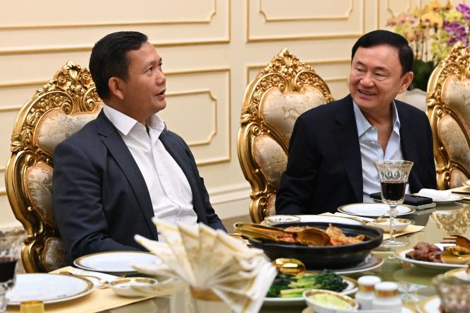 Hun Manet (à gauche) avec l’ancien premier ministre thaïlandais Thaksin Shinawatra, le 5 août 2023 à Phnom Penh.