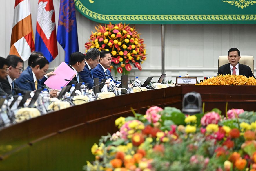 Le nouveau Premier ministre cambodgien Hun Manet (d) lors du premier Conseil des ministres après son élection, le 24 août 2023 à Phnom Penh