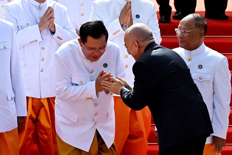 Le roi Norodom Sihamoni du Cambodge (2e d) félicite le Premier ministre Hun Sen (g) après l'ouverture du nouveau Parlement, le 21 août 2023 à Phnom Penh