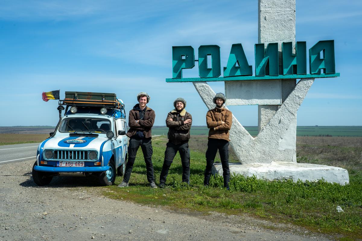 L’arrivée au poste frontalier russe n’a pas été des plus simples, sur fond de guerre ukrainienne, mais le trio a finalement le feu vert.