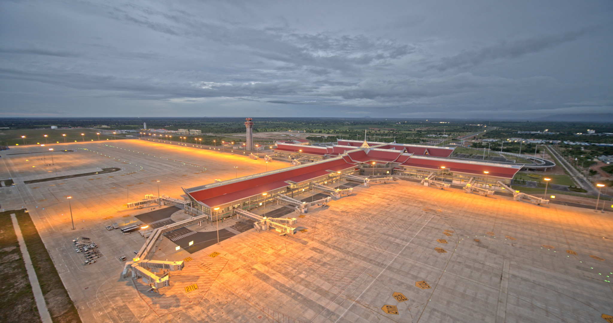 Le coût du nouvel aéroport de Siem Reap, qui s’étale sur 700 hectares, est estimé à 1,1 milliard de dollars. Il a été financé par des investisseurs chinois.