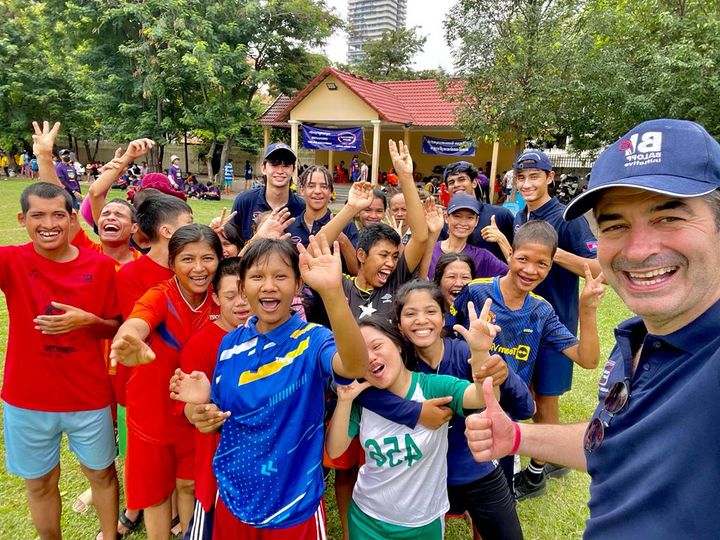 Nicolas Olivry à Phnom Penh : "Les enfants prennent beaucoup de plaisir à jouer au rugby comme moyen de défoulement et en même temps faire passer ces messages de valeurs qui aident chacun d’eux à se construire." (KAMPUCHEA BALLOP)