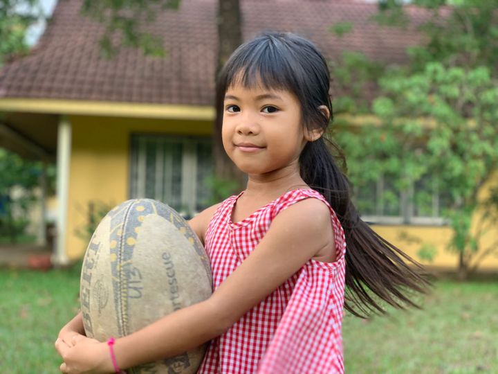 Une jeune Cambodgienne accueillie par l'association "Kampuchea Ballop". Le rugby commence à faire son trou dans le pays. Le royaume khmer possède sa propre fédération de jeu à XV. (NICOLAS OLIVRY)