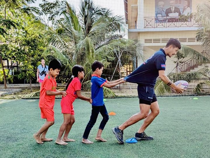 Des éducateurs khmers, formés au Cambodge, initient les jeunes de "Kampuchea Ballop" au rugby, et à ce qu’apporte le jeu. (NICOLAS OLIVRY)