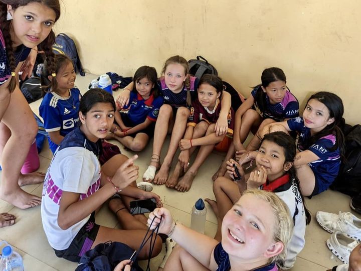 L'association cultive les valeurs du rugby comme l'entraide. Les filles sont aussi les bienvenues chez "Kampuchea Ballop". (NICOLAS OLIVRY)