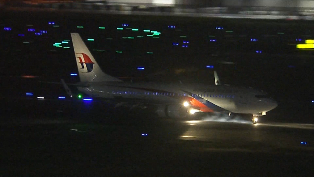 , 25 Japonais soupçonnés de fraude téléphonique arrêtés dans un avion venant du Cambodge