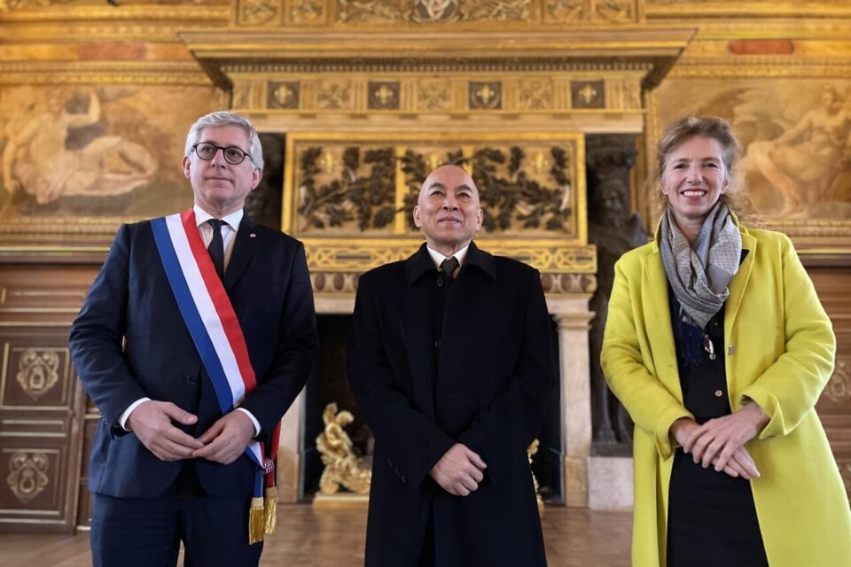 Le député Frédéric Valletoux, Norodom Sihamoni et Marie-Christine Labourdette, la présidente du château de Fontainebleau