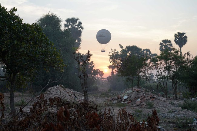 Sur cette photo datant de mars 2023, on peut voir une montgolfière destinée aux touristes visitant Siem Reap en train de survoler une zone dans laquelle des personnes ont été expulsées, près du célèbre temple Angkor Wat. © Amnesty International
