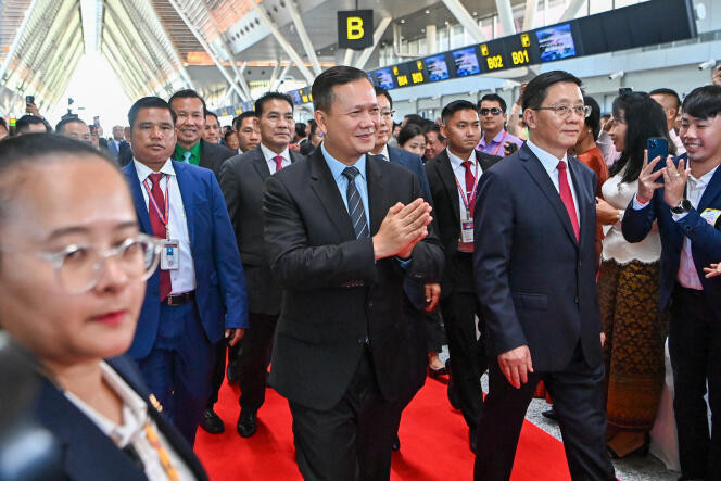 Le premier ministre cambodgien, Hun Manet (au centre), et le gouverneur de la province chinoise du Yunnan, Wang Yubo (au centre à droite), lors de l’inauguration de l’aéroport international de Siem Reap (Cambodge), le 16 novembre 2023.
