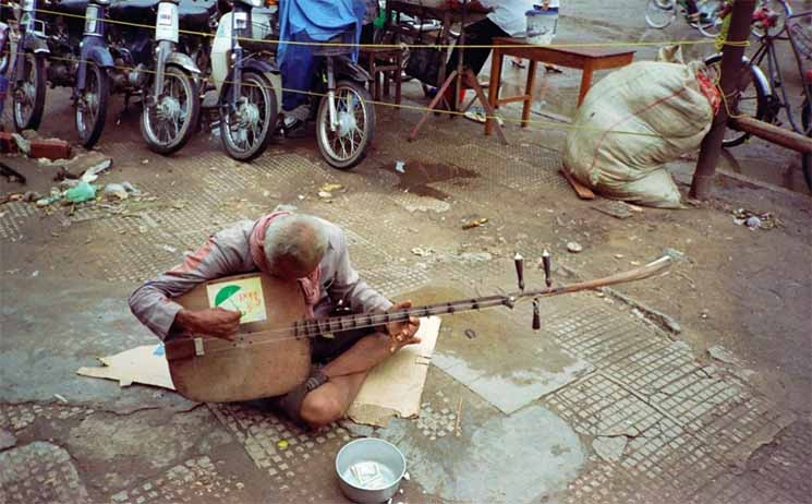 A man playing the chapei dong veng in Phnom Penh, 1993, ©Pierre Jartoux