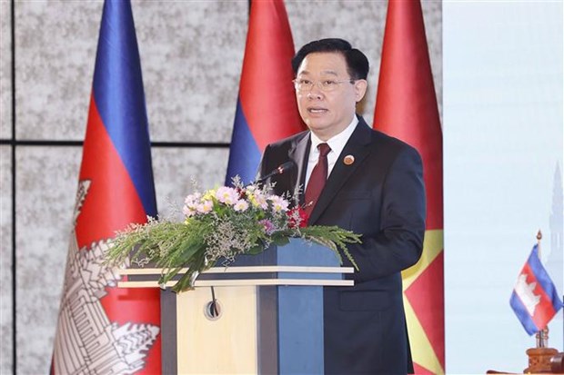 Le president de l’AN Vuong Dinh Hue au premier Sommet parlementaire Cambodge-Laos-Vietnam hinh anh 2