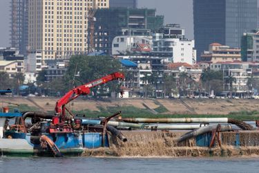 Vues des centaines de milliers de fois, les vidéos témoignent de ravages écologiques, comme l’extraction de sable du Mékong, pompé par d’immenses barges et destiné à l’extension immobilière de Phnom Penh.