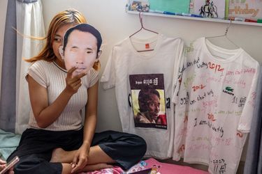 Dans sa chambre, un masque et des tee-shirts dédiés au militant écologiste Chut Wutty, mystérieusement assassiné en 2012.